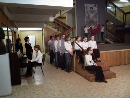 Laura kíséri az osztályt okt. 23-i ünnepségen